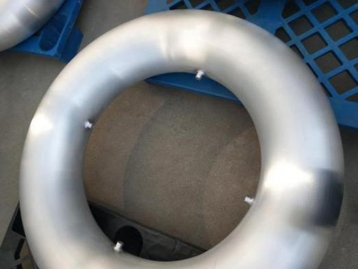 Corona rings for HV reactor